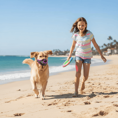 chien-fillette-plage-avec- muselière-pour-chien -violette