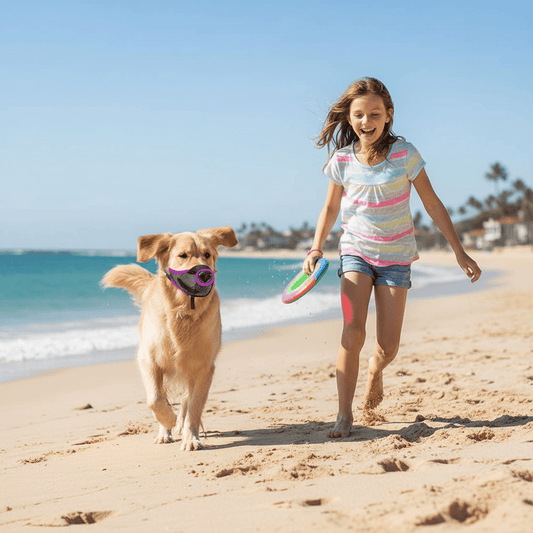chien-fillette-plage-avec- muselière-pour-chien -violette