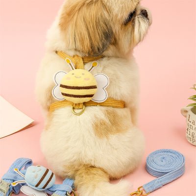 chienne jouant assis avec harnais pour chien