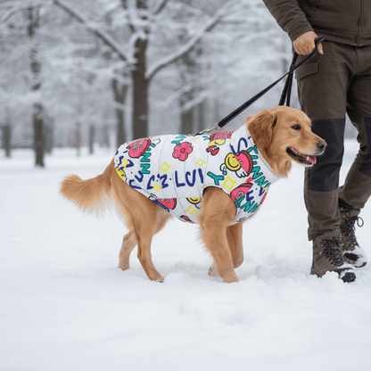 Chienne maître parc enneigé avec manteau pour chien