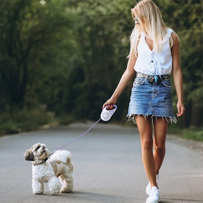 chienne-maitresse-balade-avec-laisse-chien-enrouleur