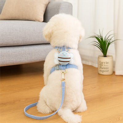 chienne salon assis avec harnais pour chien