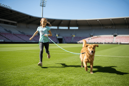 Fillette stade jouant avec longe pour chien bleue