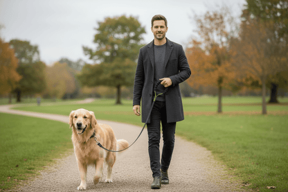 Homme en promenade avec chien - longe  verte